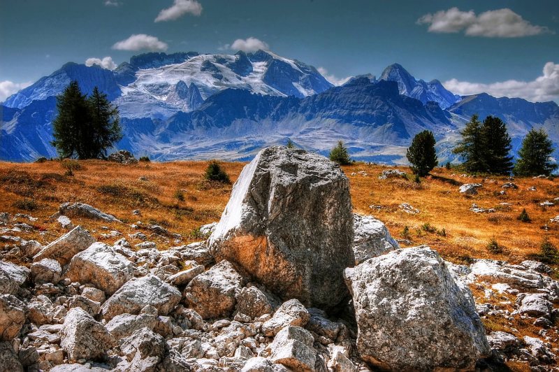 草地上的灰色岩石Gray Rocks on Grass Field|adventure,boulders,Clouds,Daylight,Grass,HDR,hike,landscape,mountain,mountain peak,nature,outdoors,rocks,scenic,Sky,Travel,Trees,valley,view,云,冒险,天空,山,山峰,山谷,岩石,巨石,徒步旅行,户外,旅行,景观,树木,白天,自然,草,视图,风景-海量高质量免版权图片素材-设计师素材-摄影图片-mitapix-美塔图像