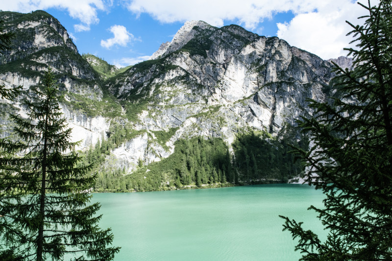 蓝天碧水黑山|云彩,夏季,山峰,山脉,岩石,常青,户外,探险,旅游,日光,木材,树木,森林,水,湖泊,田园,群山,自然,自然公园,针叶树,风景-海量高质量免版权图片素材-设计师素材-摄影图片-mitapix-美塔图像