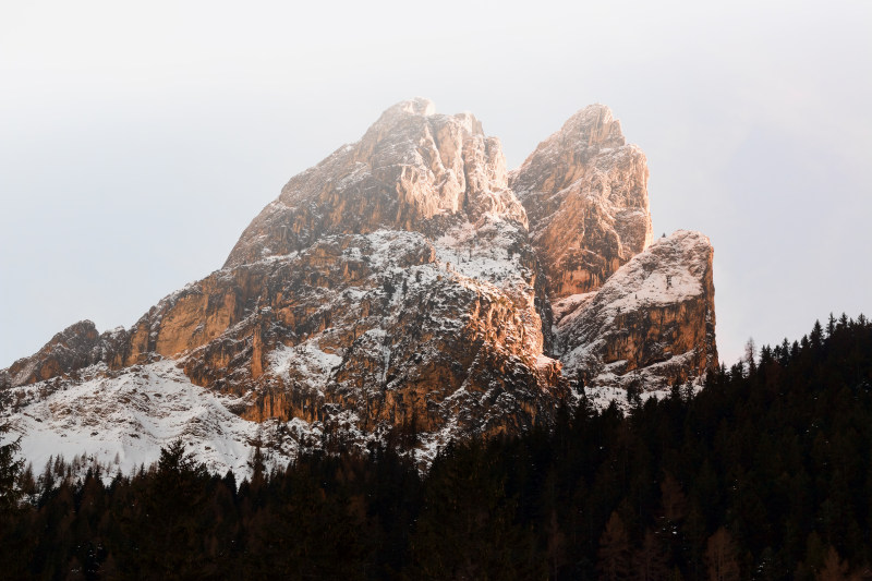 布朗巨大的雪覆盖在风景摄影Brown Massive Snow Coated Mountain in Landscape Photography|公园,冒险,冬天,冰,冷,在户外,多雾的,天空,山,山峰会,岩石,峰会,徒步旅行,旅行,日光,景观,木,树,桌面墙纸,森林,自然,自然壁纸,落基山,针叶树,阳光明媚的,雪,雾,顶峰,风景优美的,黄昏,黎明-海量高质量免版权图片素材-设计师素材-摄影图片-mitapix-美塔图像