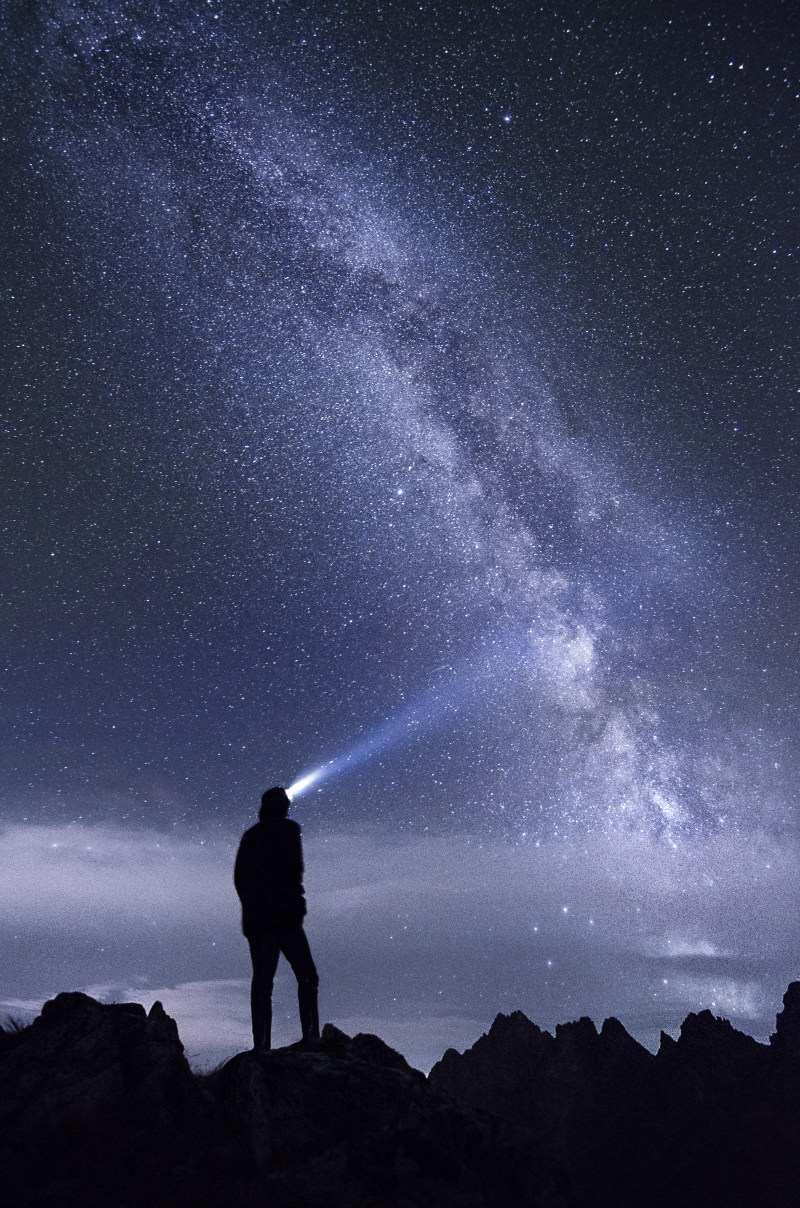 冒险黑暗探险家|光明,冒险,夜晚,天空,山脉,探险家,星星,银河,黑暗-海量高质量免版权图片素材-设计师素材-摄影图片-mitapix-美塔图像