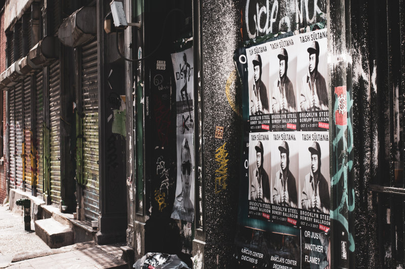 海报墙旁边的人行道上Posters on Wall Beside of Sidewalk|业务,商务,在户外,城市,城市风光,市区,广告,海报,涂鸦,空荡荡的街道,街,街头艺术-海量高质量免版权图片素材-设计师素材-摄影图片-mitapix-美塔图像