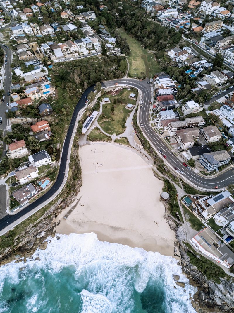 的俯瞰海滩Aerial View of Beach|交通,交通系统,体系结构,在户外,城市,建筑,弯曲,旅游,旅行,无人机拍摄的,曲线,水,沙子,波,海岸,海洋,海滩,空中,航空摄影,街,视线,路,高-海量高质量免版权图片素材-设计师素材-摄影图片-mitapix-美塔图像