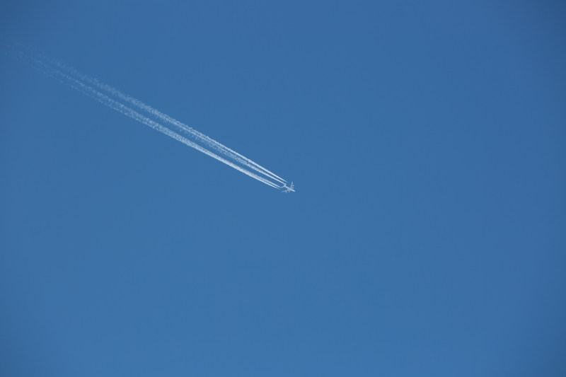 喷气式半空中烟雾跟踪Jet On Mid Air With Smoke Trace-aerial,aeroplane,aircraft,airplane,aviation,Daylight,fast,flight,flying,high,jet,smoke,speed,transportation system,Travel,喷射,快速,旅行,日光,烟雾,空中,航空,运输系统,速度,飞机,飞行,高-海量高质量免版权图片素材-设计师素材-摄影图片-mitapix-美塔图像