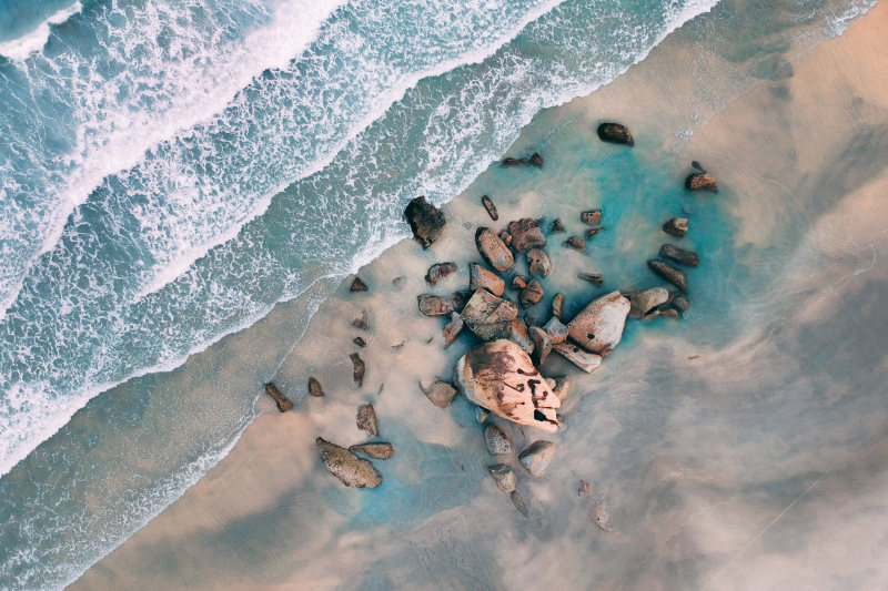 空中射击的岩石在岸上Aerial Shot of Rocks on Shore|俯视图,在户外,岩石,旅行,无人机拍摄的,景观,水,沙子,波,海,海岸,海洋,海滩,空中拍摄,纹理,退潮的时候,鸟瞰图-海量高质量免版权图片素材-设计师素材-摄影图片-mitapix-美塔图像