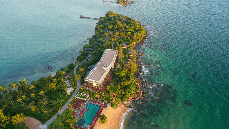 空中拍摄的岛屿被水体包围Aerial View Photography of Island Surrounded by Body of Water|aerial shot,Architecture,beach,high angle shot,hotel,island,landscape,Ocean,outdoors,phu quoc,recreation,resort,Sea,seashore,summer,swimming pool,tourism,Travel,Trees,tropical,vacation,Water,夏季,娱乐,富国岛,岛屿,度假,度假村,建筑,户外,旅游,景观,树,水,海,海洋,海滨,海滩,游泳池,热带,空中拍摄,酒店,高角度拍摄-海量高质量免版权图片素材-设计师素材-摄影图片-mitapix-美塔图像