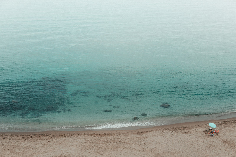 航拍的照片Aerial Photo Of Body Of Water|aerial shot,beach,bird's eye view,from above,Ocean,sand,Sea,seascape,seashore,shore,Water,从上面,大海,水,沙滩,海岸,海景,海洋,海滩,空中射击,鸟瞰-海量高质量免版权图片素材-设计师素材-摄影图片-mitapix-美塔图像