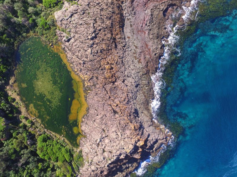 岛的鸟瞰图Aerial View Of An Island|从上面,在户外,山,岛,日光,海,海洋,海滨,空中拍摄,自然,风景优美的,鸟瞰-海量高质量免版权图片素材-设计师素材-摄影图片-mitapix-美塔图像