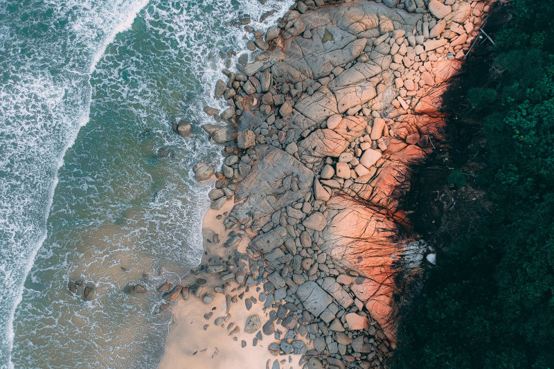 空中射击的海岸Aerial Shot Of Shore|aerial shot,bird's eye view,from above,Ocean,rocks,Sea,seashore,shore,从上面,岩石,岸边,海,海洋,海滨,空中拍摄,鸟瞰-海量高质量免版权图片素材-设计师素材-摄影图片-mitapix-美塔图像