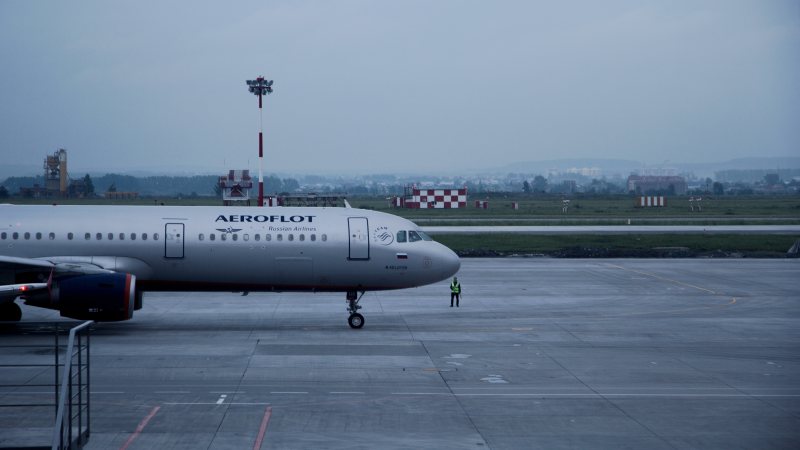 俄罗斯国际航空公司一架白色客机在机场降落|俄罗斯国际航空公司,停机坪,军用,商业,商务,喷气机,夏季,大型,天空,工业,抵达,旅游,旅行,机场,波音737-800,离境,空中交通,空中客车,航空,航空公司,航空运输,装运,起飞,车辆,运输,运输系统,飞机,飞行-海量高质量免版权图片素材-设计师素材-摄影图片-mitapix-美塔图像