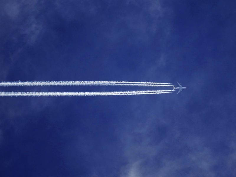 底视图的飞机航迹云Bottom View of Plane With Contrail|云,交通系统,在户外,天气,天空,日光,景观,烟,空气,翅膀,航空,运输,速度,飞机,飞行-海量高质量免版权图片素材-设计师素材-摄影图片-mitapix-美塔图像