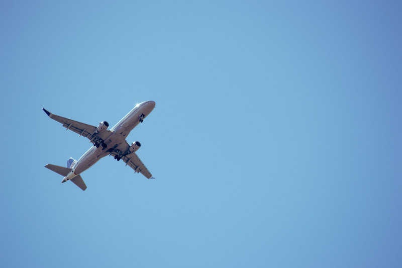 白色客机White Airliner|aeroplane,aircraft,airplane,aviation,blue sky,flight,fly,flying,plane,Sky,takeoff,transportation system,Travel,trip,Vehicle,wing,天空,旅行,翼,航空,蓝天,起飞,车辆,运输系统,飞机,飞行-海量高质量免版权图片素材-设计师素材-摄影图片-mitapix-美塔图像