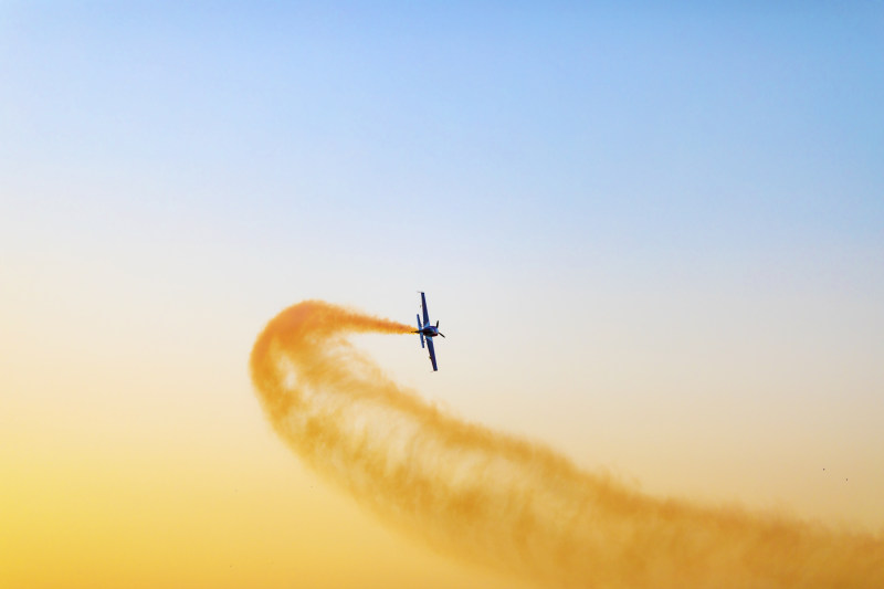 黑色飞机在天空中Black Airplane in the Sky|aeroplane,aircraft,airplane,Clouds,Colors,Daylight,flight,flying,outdoors,plane,Sky,smoke,sun,wings,云,天空,太阳,户外,日光,烟,翅膀,颜色,飞机,飞行-海量高质量免版权图片素材-设计师素材-摄影图片-mitapix-美塔图像