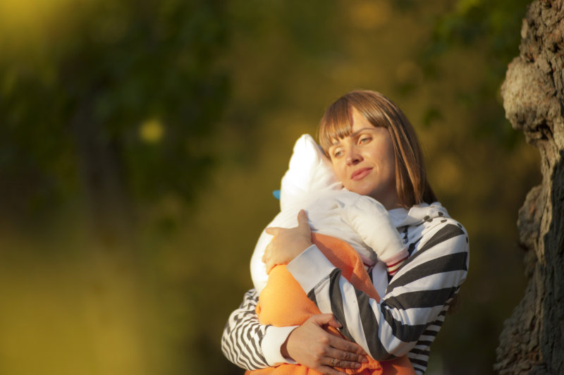 选择性关注妇女抱着婴儿的照片Selective Focus Photo Of Woman Carrying Baby|affection,baby,Child,girl,happiness,Happy,joy,Kid,leisure,love,mom,mother,mother's day,motherhood,newborn,outdoors,parent,Park,People,relaxation,together,woman,人民,休闲,儿童,公园,在一起,女人,女孩,妈妈,婴儿,孕产,孩子,幸福,快乐,感情,户外,放宽,新生儿,欢乐,母亲,母亲的一天,爱情,父母-海量高质量免版权图片素材-设计师素材-摄影图片-mitapix-美塔图像