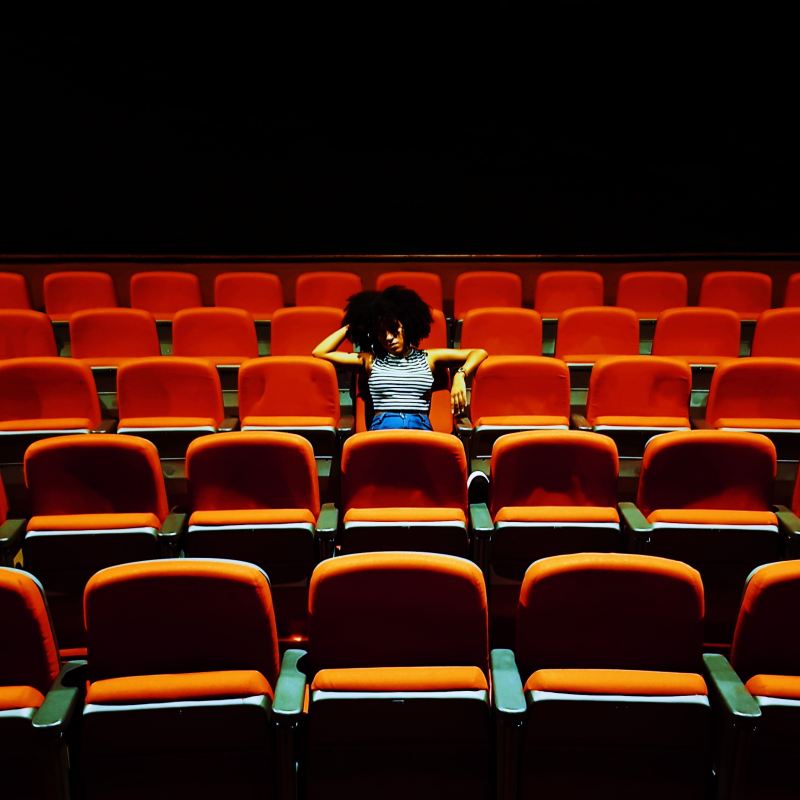 女人坐在剧院里Woman Sitting Inside A Theater|Afro,alone,audience,auditorium,bored,chairs,color,indoors,Modern,movie,opera,orange,person,room,rows,seating,seats,sitting,stage,theater,theatre,woman,人,剧场,坐,女人,室内,座位,影院,房间,椅子,橙色,歌剧,独自一人,现代,电影,百无聊赖,礼堂,舞台,行,观众,颜色,黑人-海量高质量免版权图片素材-设计师素材-摄影图片-mitapix-美塔图像