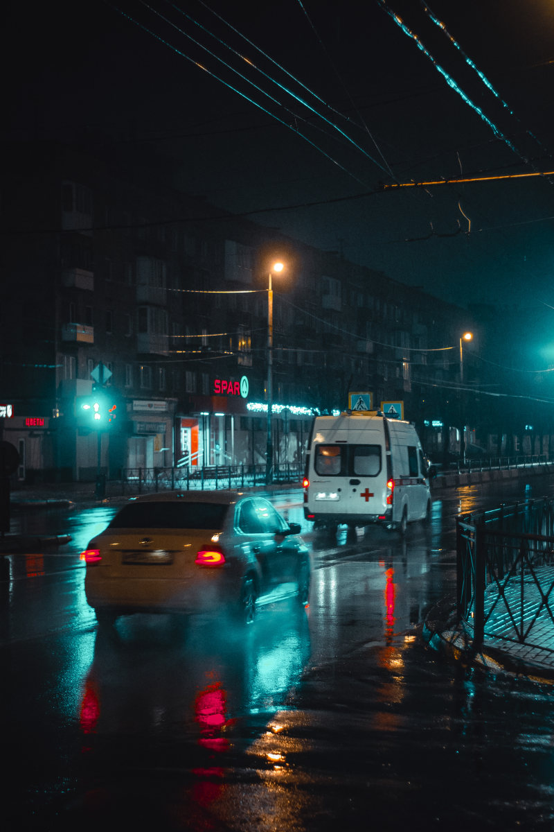 白色面包车道路在夜间旅行White Minivan Travelling on Road during Nighttime|业务,交通系统,体系结构,在户外,城市,建筑,晚上,晚上的时间,汽车灯,湿,灯,灯柱,街,路,车,车辆,雨后,黑暗-海量高质量免版权图片素材-设计师素材-摄影图片-mitapix-美塔图像