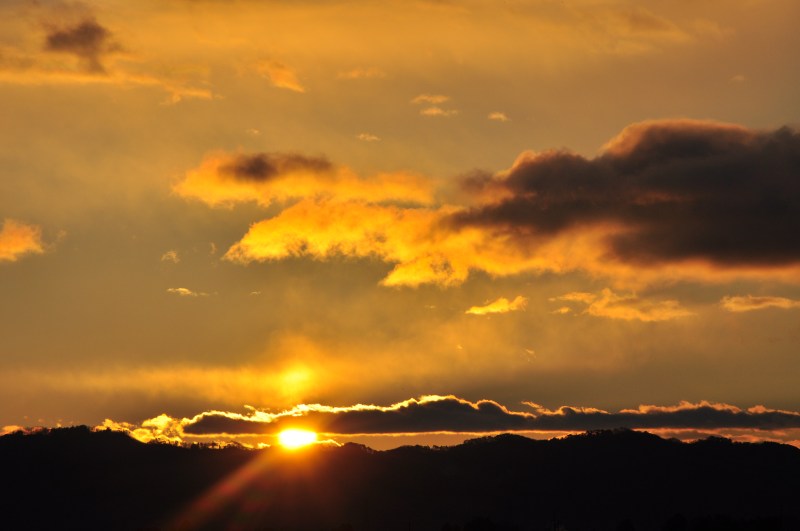 在落日山脉的轮廓Silhouette of Mountains during Sunset|afterglow,Backlit,Clouds,Dawn,dramatic,dusk,golden hour,idyllic,landscape,nature,outdoors,peaceful,scenery,scenic,silhouette,Sky,sun glare,sunrise,sunset,tranquil,云,余辉,剪影,和平,天空,太阳眩光,宁静,性质,戏剧,户外,日出,日落,景区,景观,田园,背光,风景,黄昏,黄金时段,黎明-海量高质量免版权图片素材-设计师素材-摄影图片-mitapix-美塔图像