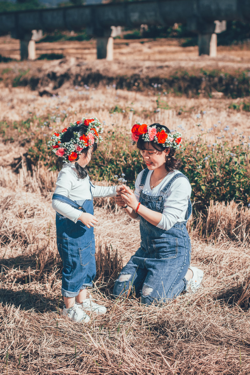 女人和女孩在草地上Woman and Girl on Grass Field|农业,农场,农村,农田,可爱的,场,女儿,女孩,妈妈,孩子,家庭,快乐,日光,景观,爱,花皇冠,草-海量高质量免版权图片素材-设计师素材-摄影图片-mitapix-美塔图像