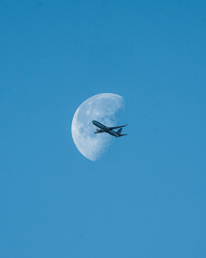 灰色飞机图Gray Airplane Illustration|air,air travel,aircraft,aircraft wing,airplane,aviate,aviation,Daylight,flight,fly,flying,low angle photography,Moon,outdoors,Sky,transportation,transportation system,Travel,wind,wings,低角度摄影,天空,户外,旅行,日光,月亮,空气,翅膀,航空,航空旅行,运输,运输系统,风,飞,飞机,飞机机翼,飞行-海量高质量免版权图片素材-设计师素材-摄影图片-mitapix-美塔图像