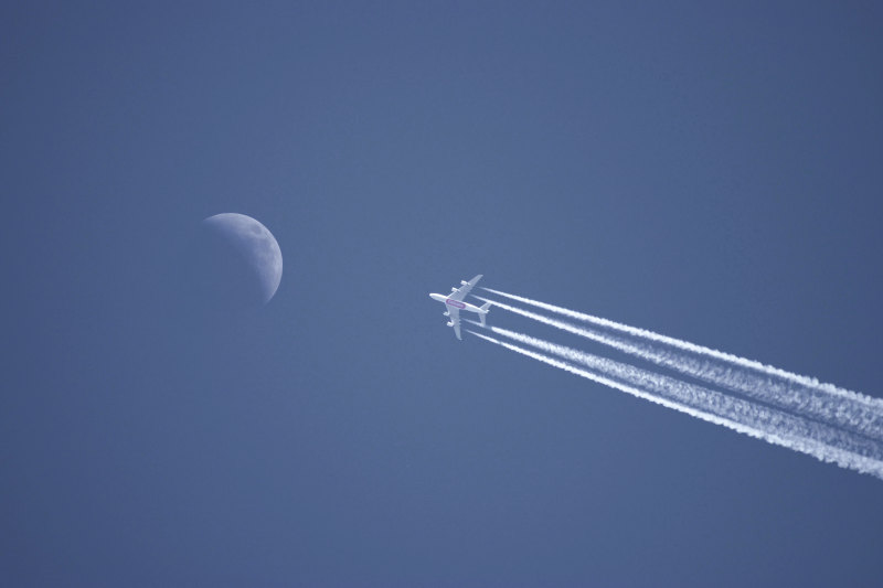 天空上的白色飞机White Plane on the Sky|air,aircraft,airplane,aviation,blue sky,contrails,crescent moon,Daylight,fast,flight,fly,flying,high,jet,jet plane,landscape,Light,Moon,outdoors,Sky,speed,Technology,transportation system,Travel,光,凝结尾迹,喷气式飞机,天空,快速,户外,技术,新月,旅行,景观,月亮,白天,空气,航空,蓝天,运输系统,速度,飞,飞机,飞行,高-海量高质量免版权图片素材-设计师素材-摄影图片-mitapix-美塔图像