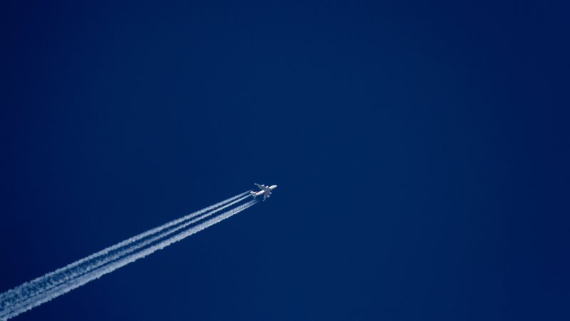 蓝天上的白色飞机|天空,旅行,烟雾,航空,飞机,飞行-海量高质量免版权图片素材-设计师素材-摄影图片-mitapix-美塔图像