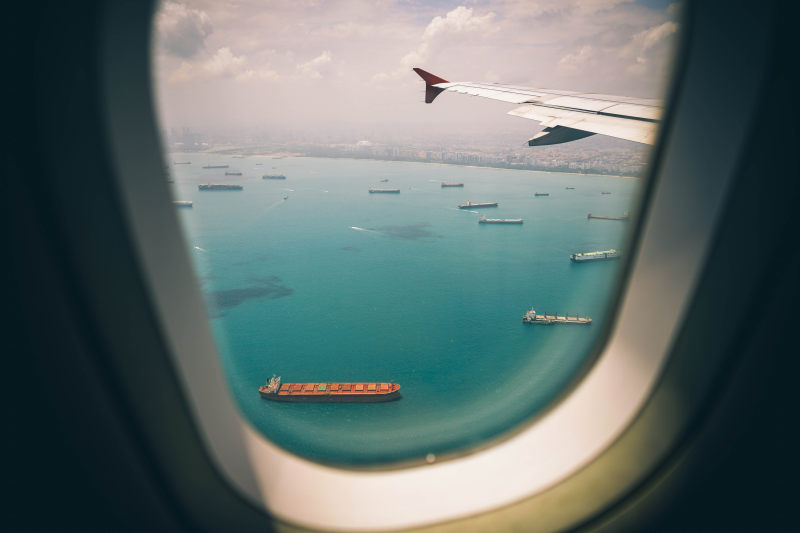 飞机蓝色|保安,天空,岸上,户外,旅行,日光,水,海洋,海港,海滨,海运,港口,物流,码头,窗户,航班,船舶,蓝色,设备,货物,货运,车辆,运输,运输系统,锁屏墙纸,集装箱,飞机-海量高质量免版权图片素材-设计师素材-摄影图片-mitapix-美塔图像