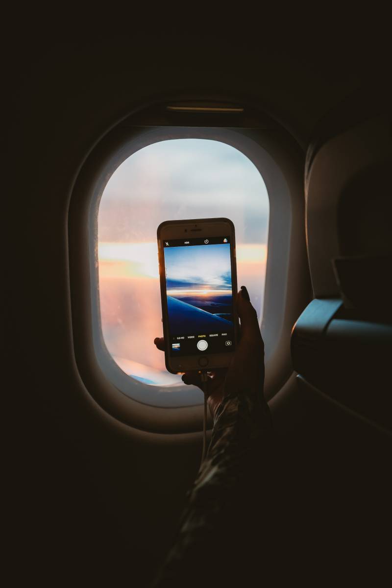 人拿着智能手机在飞机Person Holding Smartphone Inside Airplane|iPhone,交通系统,人,在室内,在户外,手,技术,旅行,有问题,窗口,镜头在iPhone上,飞机,黑暗-海量高质量免版权图片素材-设计师素材-摄影图片-mitapix-美塔图像