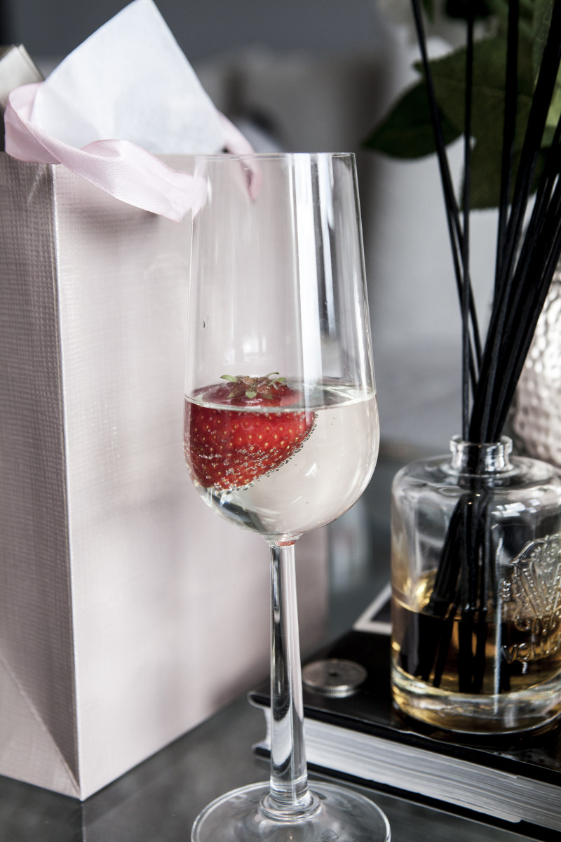 明确与草莓在玻璃酒杯Clear Wine Glass With Strawberry in Glass-书,优雅的,传统的,味道,喝,在室内,奢侈品,庆祝活动,植物,水,水果,玻璃,瓶,礼物,纸袋,花瓶,草莓,表,表设置,酒,酒吧,酒精,食物,餐具,餐厅,饮料,香槟,香槟酒杯-海量高质量免版权图片素材-设计师素材-摄影图片-mitapix-美塔图像