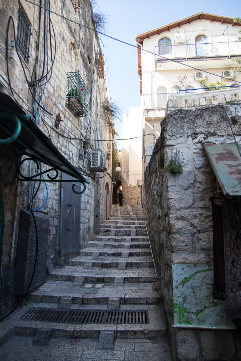 灰色狭窄的胡同Gray Narrow Alley|Alley,Architecture,buildings,Colors,Daylight,daytime,exterior,houses,narrow,outdoors,road,steps,stones,Street,tourism,Town,Urban,walls,windows,城市,墙壁,外部,建筑,建筑物,户外,房屋,旅游,日光,步骤,狭窄,白天,石头,窗,胡同,街道,道路,镇,颜色-海量高质量免版权图片素材-设计师素材-摄影图片-mitapix-美塔图像