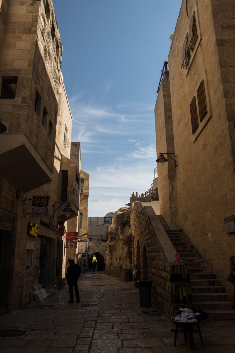 布朗混凝土建筑在蓝天下Brown Concrete Buildings Under Blue Sky|Alley,Architecture,buildings,Daylight,exterior,houses,landscape,outdoors,People,road,stair,Street,tourism,Town,Urban,windows,人,城市,外部,建筑,建筑物,户外,房屋,旅游,日光,景观,楼梯,窗,胡同,街道,道路,镇-海量高质量免版权图片素材-设计师素材-摄影图片-mitapix-美塔图像