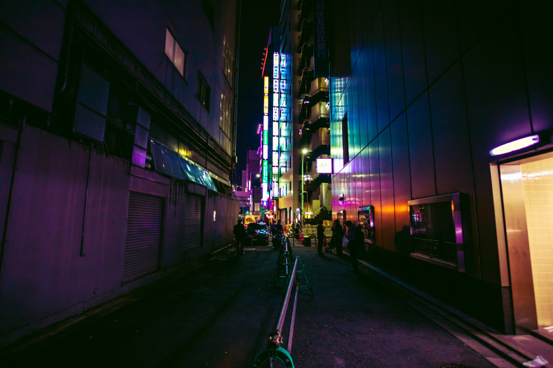 人们走在小巷里的照片Photo of People Walking In Alley|人,人行道,人行道上,体系结构,城市,城市景观,小巷,市中心,建筑,摩天大楼,晚上,灯,照亮,街,路,霓虹灯,黑暗-海量高质量免版权图片素材-设计师素材-摄影图片-mitapix-美塔图像