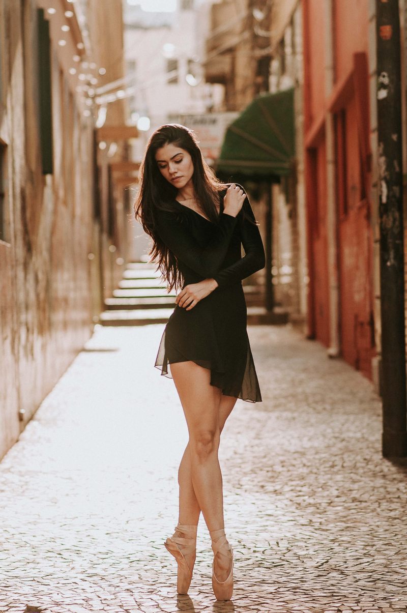 女人站在巷子里Woman Standing In The Middle Of An Alley-Alley,attractive,ballerina,ballet,ballet dancer,Beautiful,brunette,dress,person,public domain images,Street,wear,woman,人,公共领域图像,女人,有吸引力,穿,美丽,胡同,芭蕾舞,芭蕾舞女演员,芭蕾舞演员,街,裙子,黑发-海量高质量免版权图片素材-设计师素材-摄影图片-mitapix-美塔图像