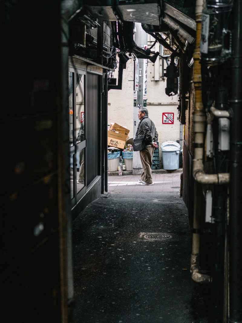 站在垃圾桶附近的人可以Man Standing Near Trash Can-Alley,City,male,Man,Modern,narrow,outdoors,pavement,sling bag,standing,Street,trash,trash can,Travel,Urban,Vehicle,walking,吊带袋,垃圾,垃圾桶,城市,户外,旅行,狭窄,现代,男人,男性,站立,胡同,行走,街道,路面,车辆-海量高质量免版权图片素材-设计师素材-摄影图片-mitapix-美塔图像