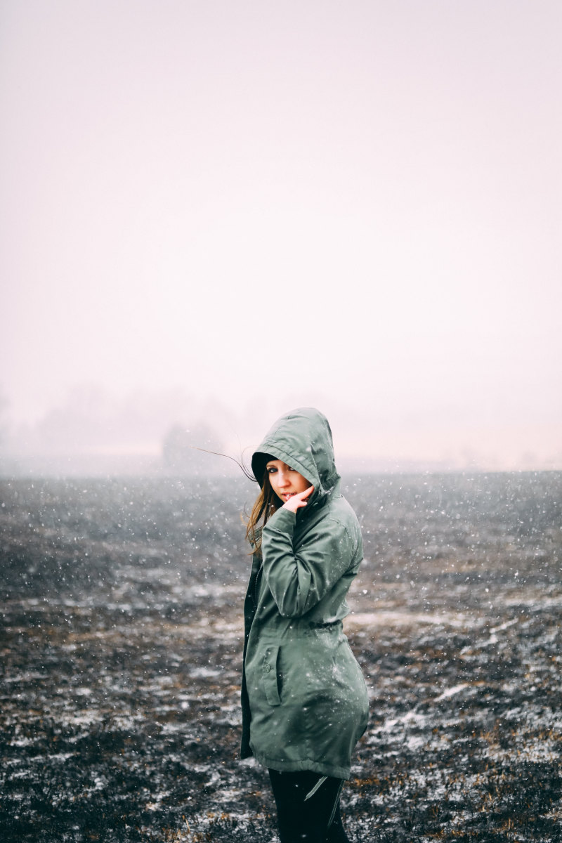 女人站在草地上Woman Standing on Grass Field|人,冷,在户外,场,外套,多雾的,天气,夫人,夹克,女,女人,女孩,年轻的,日光,时尚,景观,构成,模型,独奏,独自一人,环境,白天,穿,美丽的,自然,雾,风景优美的-海量高质量免版权图片素材-设计师素材-摄影图片-mitapix-美塔图像