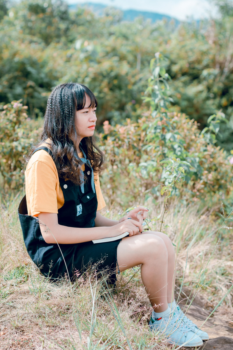 一位妇女坐在草地、树木和植物环绕的地上的照片|人物,休闲,公共领域的形象,坐着,壁纸,夏天,女人,女孩,女性,孤独,年轻人,微笑,悲伤,户外,放松,朋友,服装,模特,独处,美丽,肖像,草-海量高质量免版权图片素材-设计师素材-摄影图片-mitapix-美塔图像