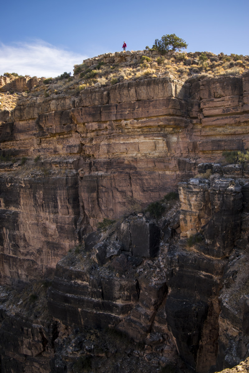 男人站在悬崖Man Standing on Cliff|　日光,云,人,在户外,地质,地质形成,天空,山,岩石,干,徒步旅行,徒步旅行者,悬崖,景观,树,爬山,独自一人,环境,男人,白天,石头,自然,风景优美的,高,高度-海量高质量免版权图片素材-设计师素材-摄影图片-mitapix-美塔图像