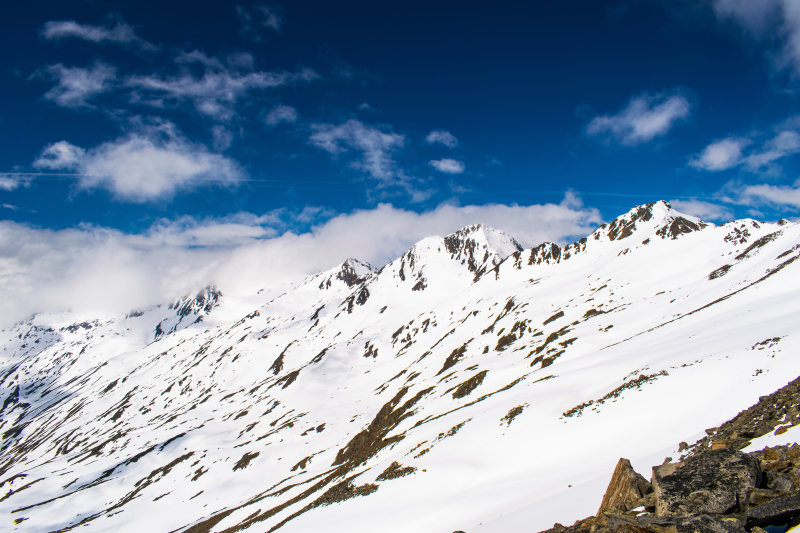 雪山航拍|云彩,冬天,冰,冻结,天空,寒冷,山,山峰,户外,日光,海拔,自然,蓝天,雪,雪山,霜冻,风景,高-海量高质量免版权图片素材-设计师素材-摄影图片-mitapix-美塔图像