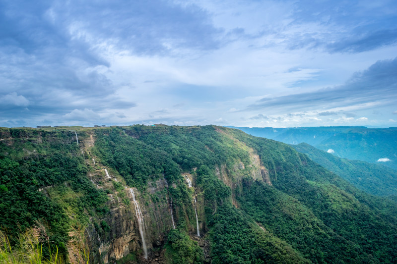 褐岩青树|乡村,云景,云量,多云,天空,山,悬崖,户外,日光,景色,景观,树木,树林,森林,水,海拔,瀑布,环境,绿色,自然,草地,雾,风景,高处-海量高质量免版权图片素材-设计师素材-摄影图片-mitapix-美塔图像