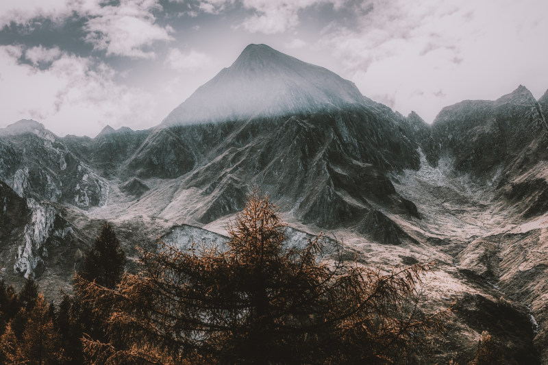 多云的天空下的积雪覆盖的山Snow Covered Mountain Under Cloudy Sky|altitude,Clouds,cold,Daylight,high,ice,landscape,mountain peak,mountain summit,mountains,nature,nature wallpaper,outdoors,rocks,scenic,Sky,snow,Trees,winter,云,冬天,冰,冷,天空,山,山峰,山顶,岩石,户外,景区,景观,树木,白天,自然,自然壁纸,雪,高,高度-海量高质量免版权图片素材-设计师素材-摄影图片-mitapix-美塔图像