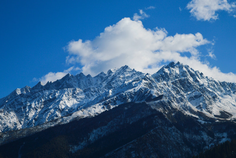 蓝天下的山|云层,冬天,冬天风景,冰,冻结,天空,寒冷,山峰,山脉,山顶,广角摄影,户外,日光,海拔,自然,雄伟,雪,雪山,霜冻,风景,高-海量高质量免版权图片素材-设计师素材-摄影图片-mitapix-美塔图像