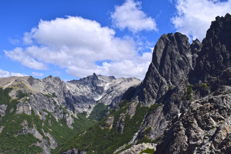 白云蓝天下的灰山|云层,天空,山峰,山脉,岩石,户外,日光,海拔,自然,草,风景,高-海量高质量免版权图片素材-设计师素材-摄影图片-mitapix-美塔图像