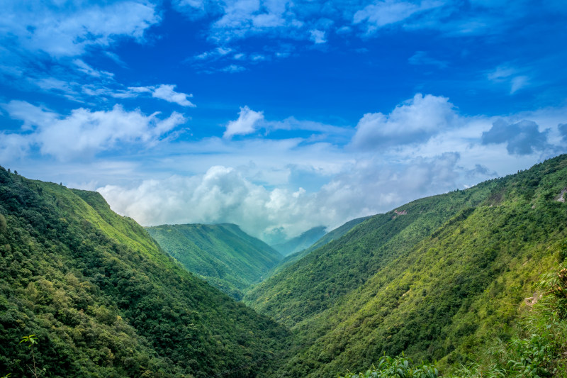 山上绿草如茵|云层,天空,山脉,户外,日光,景色,树木,海拔,绿色,自然,草地,阳光,风景,高-海量高质量免版权图片素材-设计师素材-摄影图片-mitapix-美塔图像