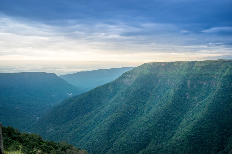 青山峰|云层,公园,天空,山脉,户外,日光,景色,景观,树木,树林,森林,海拔,环境,绿色,自然,自然摄影,风景,高-海量高质量免版权图片素材-设计师素材-摄影图片-mitapix-美塔图像