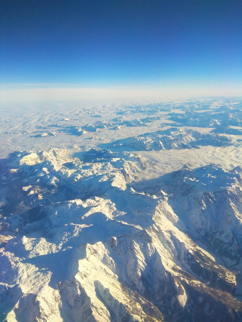 白雪皑皑的群山鸟瞰图|免版税图像,冬季,冰,冰川,天空,寒冷,山,山峰,户外,旅游,日光,海拔,雪,雾,霜冻,顶部,风景,高,高角度拍摄-海量高质量免版权图片素材-设计师素材-摄影图片-mitapix-美塔图像