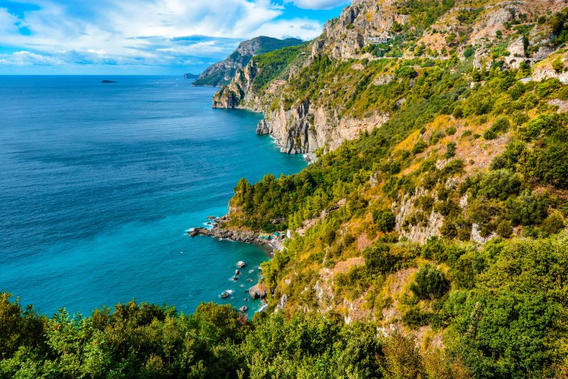 阿马尔菲海岸湾海滩|云,假期,地中海,地平线,夏天,天空,山,山坡,岛屿,悬崖,意大利,户外,旅行,日光,水,海岸,海岸线,海景,海洋,海湾,海滨,海滩,热带,自然,蓝色,阿马尔菲海岸,风景-海量高质量免版权图片素材-设计师素材-摄影图片-mitapix-美塔图像