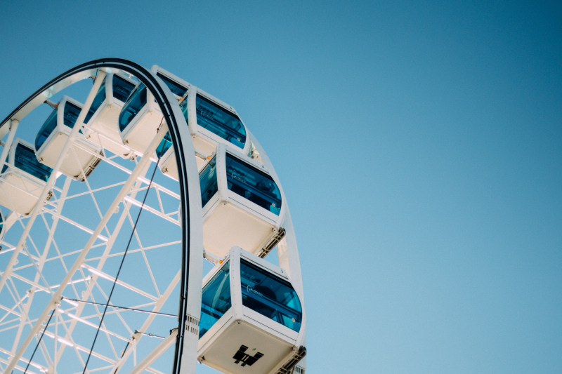 蓝白相间的渡轮轮在蓝色的天空下Blue and White Ferries Wheel Under Blue Skies|amusement park,Daylight,daytime,entertainment,exhilaration,ferris wheel,fun,high,leisure,low angle shot,Modern,outdoors,recreation,rides,Sky,steel,Technology,休闲,低角度拍摄,兴奋,天空,娱乐,户外,技术,摩天轮,有趣,游乐园,游乐设施,现代,白天,钢铁,高-海量高质量免版权图片素材-设计师素材-摄影图片-mitapix-美塔图像