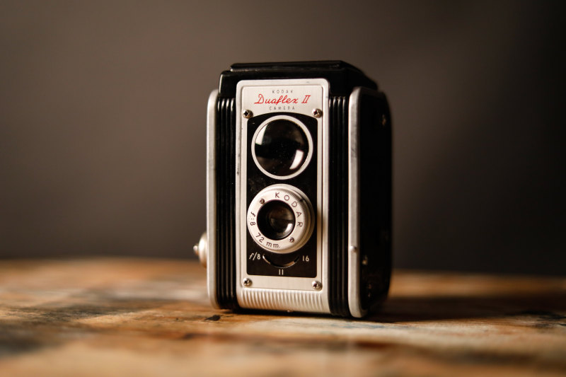 灰色和黑色复古相机Gray and Black Vintage Camera|Analog,antique,Blur,blurred background,Camera,Classic,closeup,equipment,Focus,instrument,kodak,Lens,manual,nostalgia,obsolete,optics,Photography,table,Technology,vintage,wood,Zoom,仪器,光学,古董,已过时,年份,怀旧,手动,技术,摄影,放大,木材,柯达,模拟,模糊,模糊背景,焦点,特写,相机,经典,表,设备,镜头-海量高质量免版权图片素材-设计师素材-摄影图片-mitapix-美塔图像