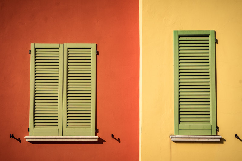 绿色的散热片Green Louver Board|antique,Architecture,bright,Building,Classic,color,Design,exterior,Green Louver Board,House,orange,outdoors,Retro,vintage,wall,windows,wooden,yellow,体系结构,光明,古董,墙,复古,外墙,年份,建筑,户外,房子,木,橙色,窗口,经典,绿色百叶窗板,颜色,黄色-海量高质量免版权图片素材-设计师素材-摄影图片-mitapix-美塔图像