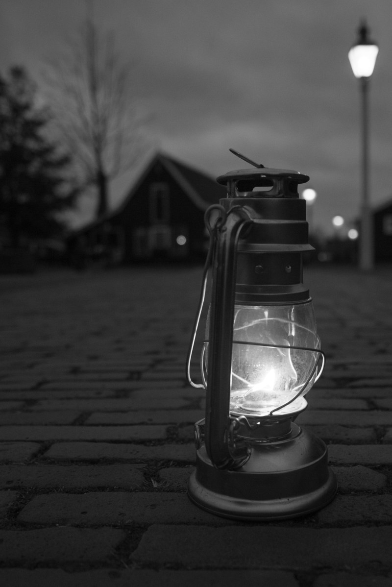 灰度摄影灯的地板上Greyscale Photography Of Lamp On Floor|antique,black-and-white,cobblestone,Illuminated,lamp,lantern,Light,macro,monochrome,Night,Street,Urban,vintage,光,单色,古董,城市,夜,宏,年份,灯,灯笼,照明,街,鹅卵石,黑白,黑色和白色-海量高质量免版权图片素材-设计师素材-摄影图片-mitapix-美塔图像