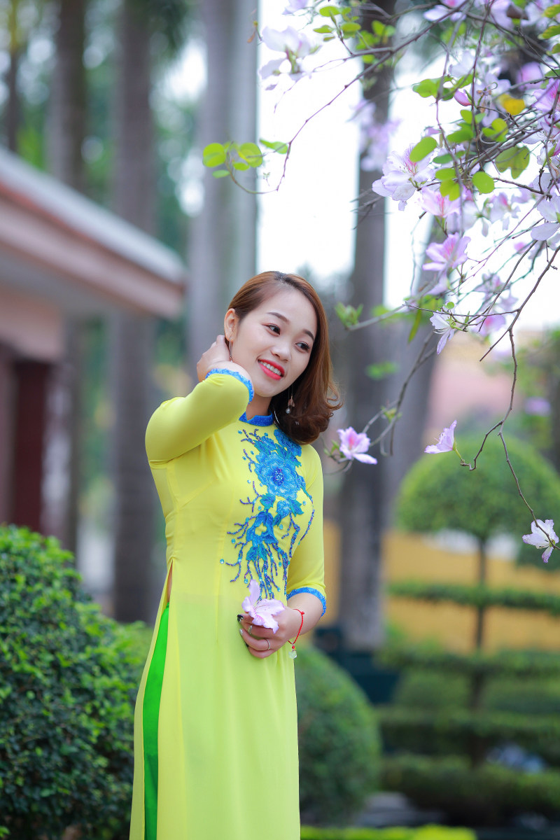 照片的女人穿着黄色和蓝色花礼服Photo of Woman Wearing Yellow and Blue Floral 3/4-sleeved Dress|ao戴,人,传统的穿,农村,发型,在户外,外,夫人,女,女人,年轻的,微笑,拍的,持有,时尚,树,漂亮的,焦点,白天,的脸,美丽的,花,草,衣服-海量高质量免版权图片素材-设计师素材-摄影图片-mitapix-美塔图像