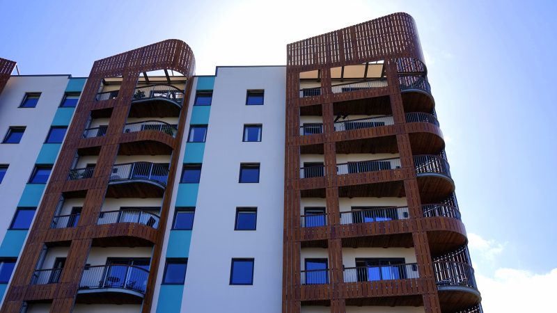 白色和棕色的混凝土建筑White and Brown Concrete Building|apartment,architectural design,Architecture,balcony,blue sky,Building,Business,City,cityscape,concrete,Contemporary,Design,development,district,downtown,estate,expression,exterior,facade,futuristic,glass,glass items,glass windows,home,housing,low angle shot,Modern,new,residential,skyline,skyscraper,Structure,tallest,tower,Urban,wall,wood,业务,低角度拍摄,住宅,住房,体系结构,公寓,区,发展,城市,城市景观,塔,墙,外墙,天际线,市中心,建筑,建筑设计,当代,房地产,摩天大楼,新增功能,最高,木,未来派,混凝土,现代,玻璃,玻璃窗口,玻璃项目,结构,蓝蓝的天空,表达式,设计,门面,阳台,首页-海量高质量免版权图片素材-设计师素材-摄影图片-mitapix-美塔图像